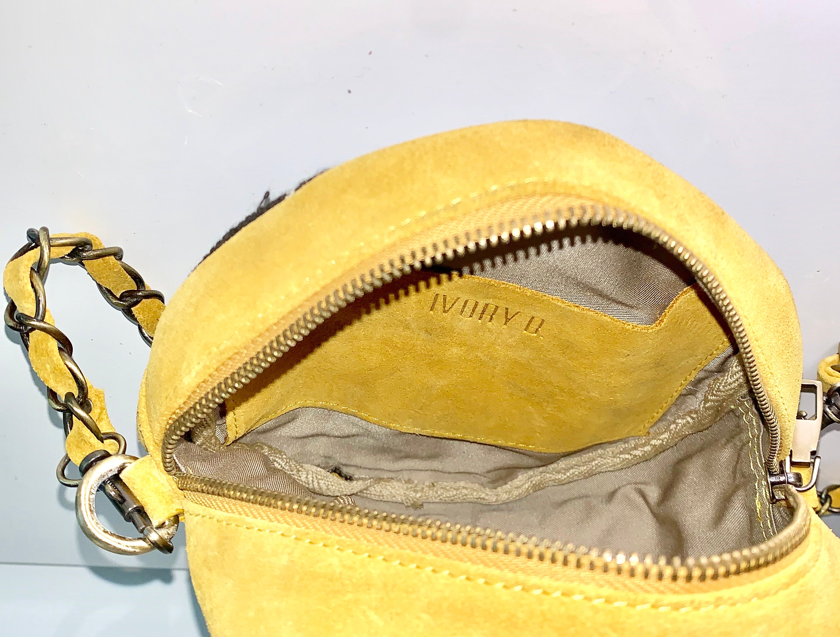 Ivory. B inside: Fanny-Pack San Circle bag Jaune